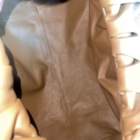Bottega Veneta The Pouch Size Large Tan Leather Slouchy - Picture 16 of 16